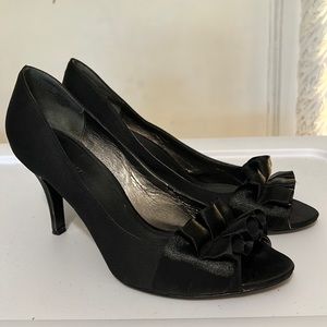 NINE WEST PEEP TOE HEELS